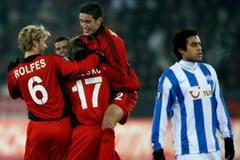 Hráči Bayeru Leverkusen slaví gól v síti Curychu