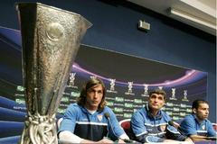 Trenér a hráči FC Sevilla na tiskovce u Poháru UEFA