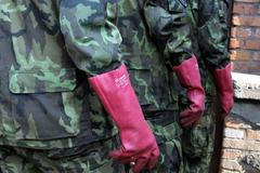 Vojáci byli vybaveni pevnými gumovými rukavicemi.