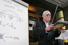 Hnutí Greenpeace před kavárnou Slavia