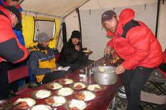 Příprava večere v BC pod K2.