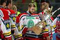 Hráči Pardubic s trofejí pro druhý tým extraligy