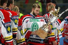 Hráči Pardubic s trofejí pro druhý tým extraligy