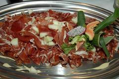 Parmská šunka ozdobená kouskem dračího ovoce