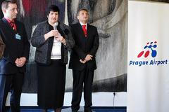 Letadlo s reklamou na Prahu