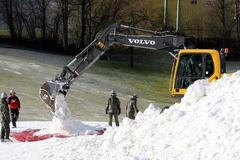 Ke sněhu patří i těžká technika