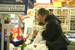 Ženy u pokladny v Tescu
