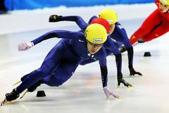 V zátáčce na ostří nože