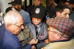 Přibuzní pasažérů v hrůze vyčkávají v letištní hale