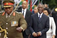 Thabo Mbeki před parlamentem JAR