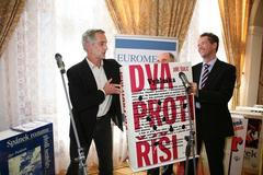 Jiří Šulc přebírá cenu Knižního klubu za knihu Dva proti říši