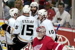 Dominik Hašek právě inkasoval gól