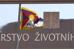 Před ministerstvem životního prostředí vlaje tibetská vlajka