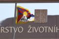 Před ministerstvem životního prostředí vlaje tibetská vlajka