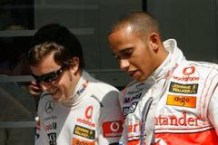 Fernando Alonso a Lewis Hamilton