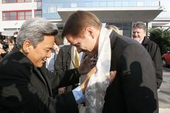 Ministr Bursík se vítá s tibetským vyslancem Kelsangem Gyaltsenem