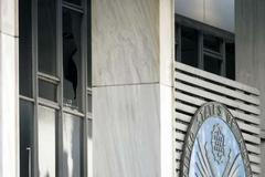 Jediným viditelným důsledkem útoku bylo rozbité okno