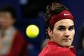 Roger Federer se soustředí na míč
