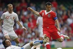 Wales - Česko: Giggs a Jankulovski
