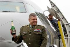 Generál křtí airbus