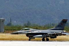 Turecká stíhačka F-16 startuje z turecké základny Mugla.