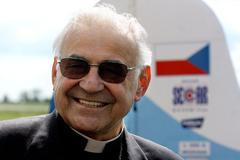 Kardinál Miloslav Vlk před letadlem L-200 Morava