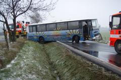 Vyprošťování autobusu v Ostravě Porubě