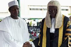 Nový nigerijský prezident Umaru Yar'Adua (vlevo)