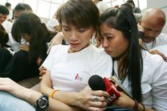 Zaměstnanci thajské televize iTV oplakávají konec vysílání