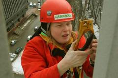 Greenpeace demonstrují na Nuselském mostě v Praze