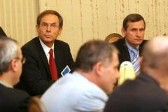 Jan Švejnar na klubu lidovců s Jiřím Čunkem