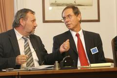 Kandidát na prezidenta Jan Švejnar u komunistů