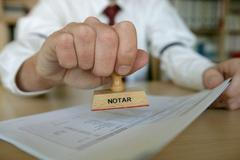 notář