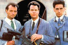 Dan Aykroyd (uprostřed) jako Dr. Stanz