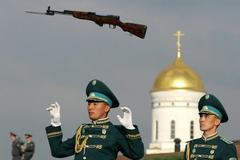 Zbraně nepadají jen tak z nebe. Tedy mimo Kazachstán