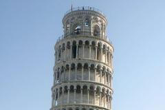 Nahnutá věž v Pise