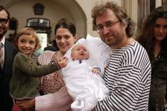 Medvídek: Macháčkova dcera Berta s Klárou Issovou a Jan Hřebejk se synem Jonášem