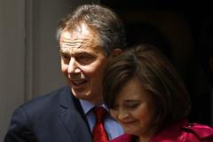 Se svou ženou Cherií opouští domov na Downing Street.