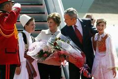 Bushovi od albánského lidu