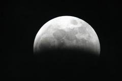 Zatmění Měsíce v Paříži