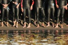 Triatlonisté před startem