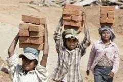 Barmské ženy přenášejí cihly