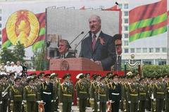 Alexandr Lukašenko na vojenské přehlídce v Minsku