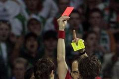 Miroslav Klose dostává červenou kartu