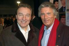 Český zpěvák Karel Gott (vlevo) a francouzský představitel filmového Vinnetoua Pierre Brice