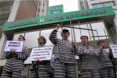 Demonstrace před sídlem Mostecké uhelné