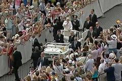 Papež Benedikt ve svém papamobilu