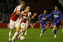 Zdeněk Šenkeřík uniká obraně FC Steaua Bucuresti