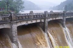 Labská přehrada při přelivu