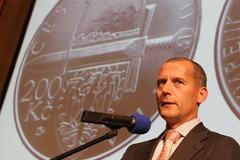 Guvernér ČNB Zdeněk Tůma při představení pamětní mince